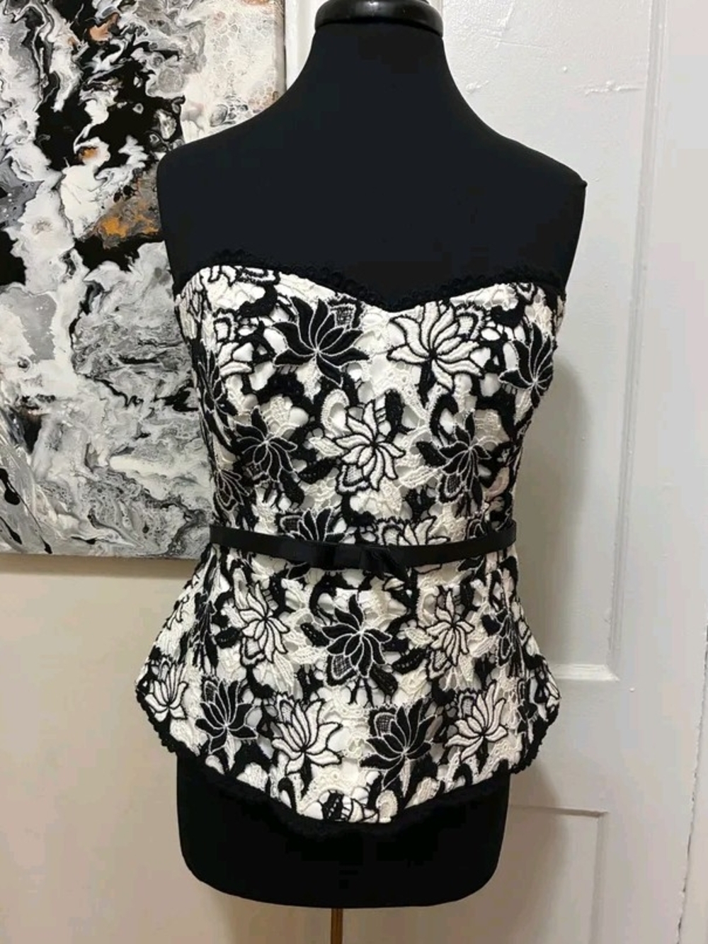 WHITE HOUSE BLACK MARKEY Black and White Lace Strapless Corset